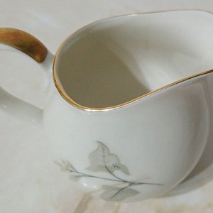 Lechera de Porcelana Fina Edelstein Bavaria Alemana con Diseño Botánico Dorado - imagen 2