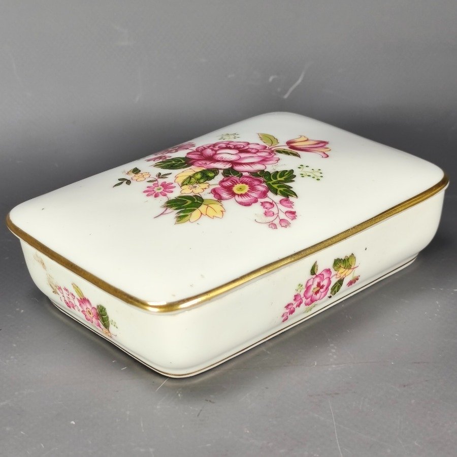 Lote anterior: Alhajero en porcelana alemana 'Rosenthal' decorado con diseños florales