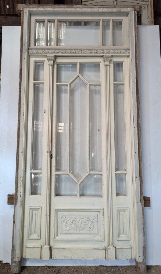 Lote siguiente: Puerta antigua con diseño de pinotea y vidrios biselados