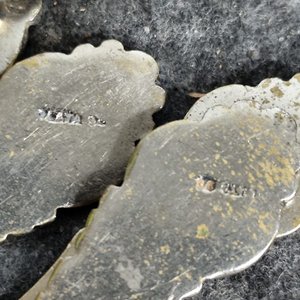 Conjunto de 9 Piezas de Cubiertos con Mangos Labrados y Sellos de Plata - imagen 3