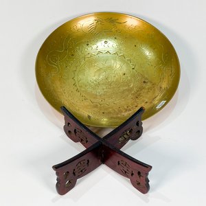 Centro de Bronce con Decoración Oriental y Base de Madera - imagen 4