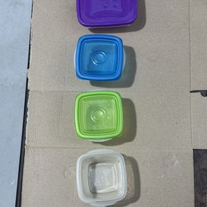 Juego de 4 recipientes plásticos apilables con tapas de colores - imagen 3