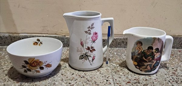 Juego de Loza Uruguaya: 2 Jarras y 1 Bowl con Diseños Florales y Escena Infantil - imagen 1