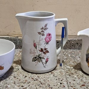 Lote anterior: Juego de Loza Uruguaya: 2 Jarras y 1 Bowl con Diseños Florales y Escena Infantil