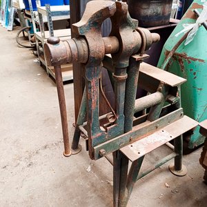 Morsa de Herrero Antigua con Base de Hierro - imagen 4