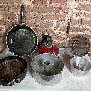 Lote anterior: Set de Utensilios de Cocina: Sartén, Cafetera Roja, Coladores y Budineras