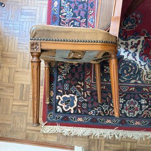Juego de Comedor Clásico: Mesa y 6 Sillas de Madera con Incrustaciones y Tapizado de Cuero - imagen 8