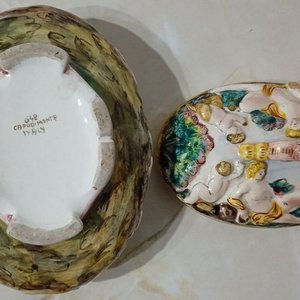 Alhajero de Porcelana Capodimonte con Querubines y Detalles Dorados - imagen 2