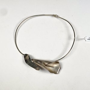 Collar Rígido Metálico con Flor de Plata Estilo Calla - imagen 2