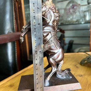 Figura Decorativa de Caballo en Metal Patinado Bronce con Base de Madera - imagen 5