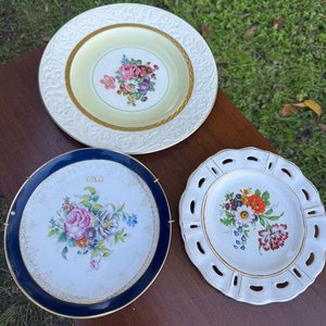 Lote anterior: 3 platos decorativos con motivos florales de origen ingles en diferentes tamaños y diseños