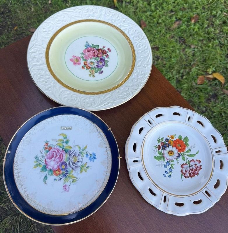 3 platos decorativos con motivos florales de origen ingles en diferentes tamaños y diseños