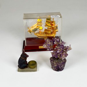 Tres piezas ,adorno fragata en vitrina ,árbol en piedra y sahumerio pasta conejo - imagen 2