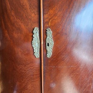 Ropero Antiguo de Madera Oscura con Detalles Tallados - imagen 7