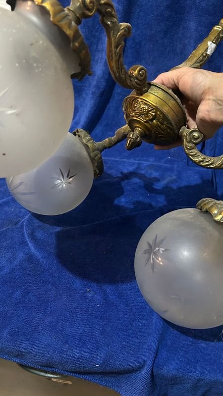 Lámpara de bronce con globos de cristal - imagen 3