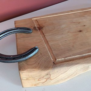 Tabla de Cocina Artesanal de Madera con Herradura - imagen 4