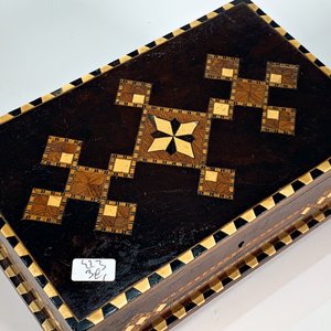 Lote anterior: Cofre Morisco Rectangular de Madera con Marquetería y Detalles