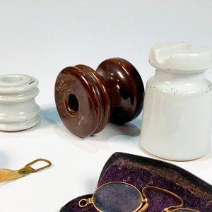 Lote de 7 piezas: Aisladores de porcelana, cinta métrica antigua y anteojos vintage - imagen 2
