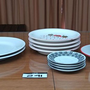 Juego de Cerámica: Platos Blancos y Tazas con Diseño - imagen 1