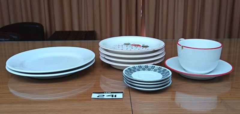 Juego de Cerámica: Platos Blancos y Tazas con Diseño