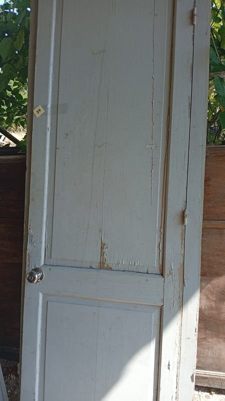 Puerta antigua con marco y cerrojo - imagen 2