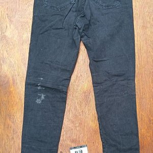 Lote de Ropa Femenina: Jeans con Tachas y Remeras Variadas - imagen 10
