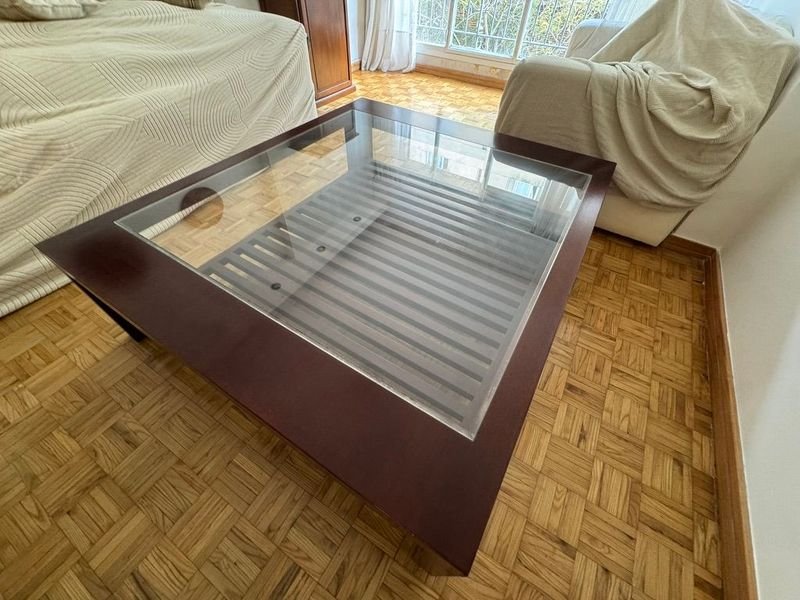 Mesa ratona en madera con tapa de vidrio y estante envarillado - imagen 8