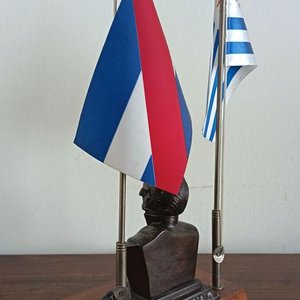 Adorno de Escritorio Busto Gral. Artigas con Pabellones Patrios en Bronce y Madera - imagen 6