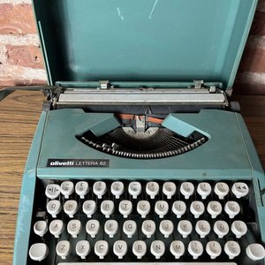 Máquina de Escribir Olivetti Lettera 82 Vintage con Estuche - imagen 3
