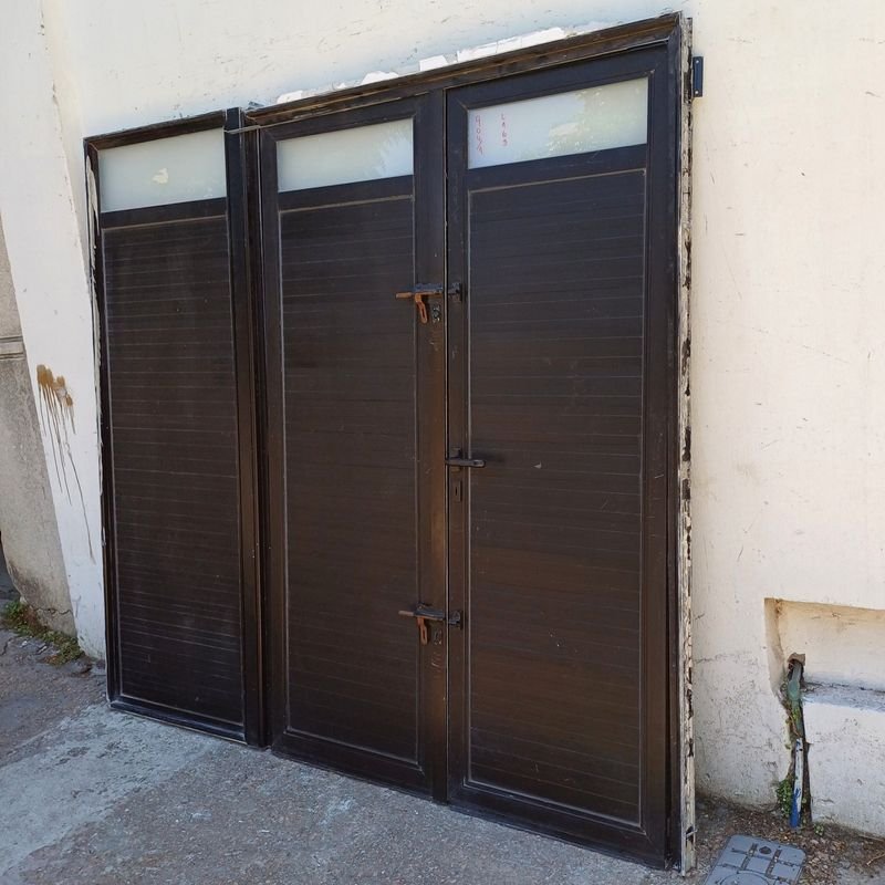 Puerta de aluminio con tres hojas y marco - imagen 2