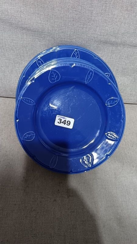 Juego de Dos Platos Azules con Borde Decorado