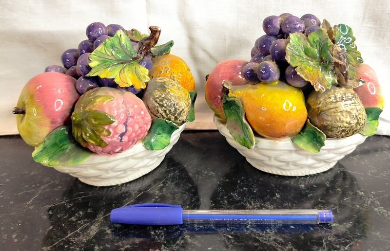 Lote siguiente: Adornos frutales en loza italiana