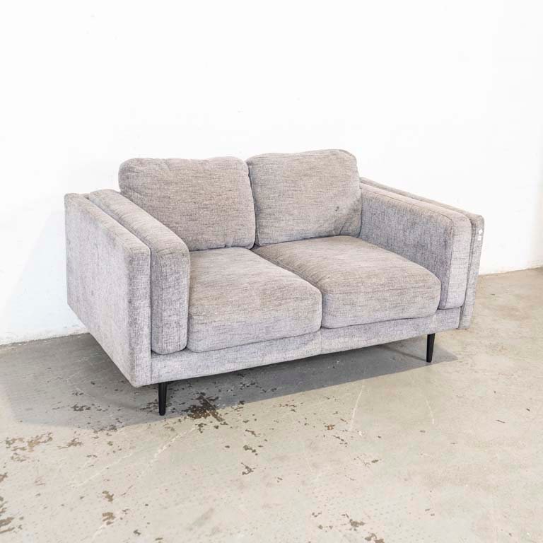 Lote siguiente: Sofá de dos cuerpos tapizado en tela gris para decorar tu hogar