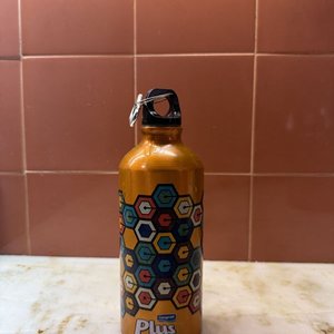 Lote de Jarras y Botellas: Roja, Cantimplora Plus, Vidrio y Térmica Blanca - imagen 4