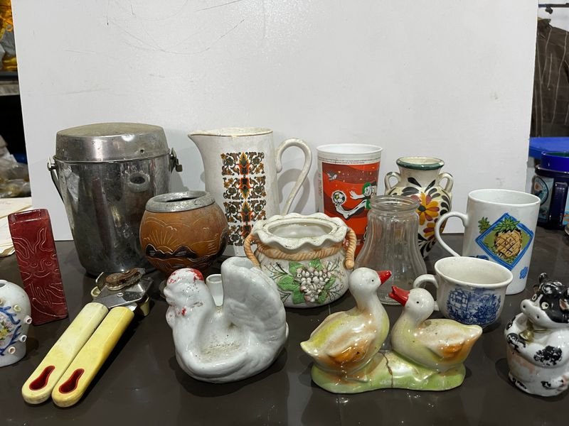 Colección de Tazas, Copas y Adornos de Cerámica y Vidrio
