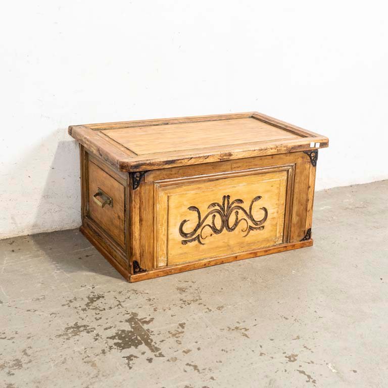 Lote siguiente: Baúl de madera rústica con accesorios metálicos