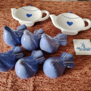 Lote siguiente: Lote de 2 Platitos para Té y 5 Adornos de Pájaros Azules