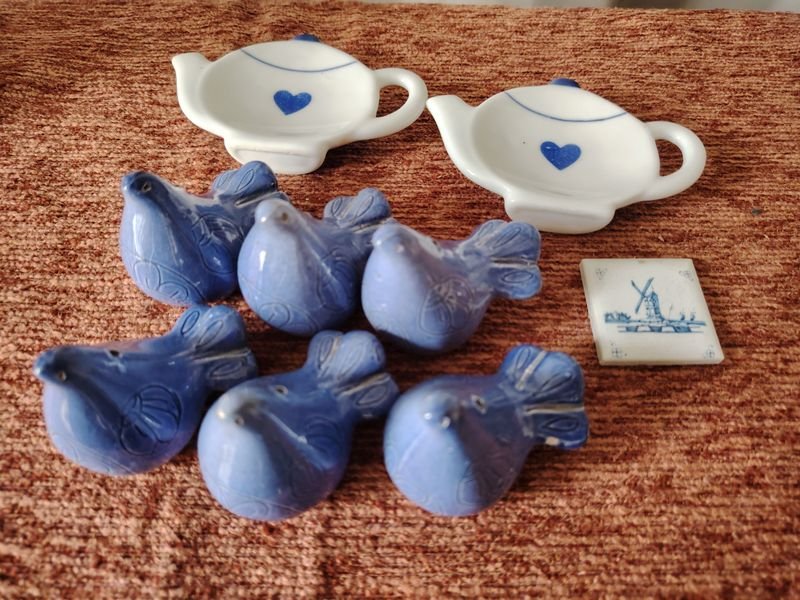 Lote de 2 Platitos para Té y 5 Adornos de Pájaros Azules