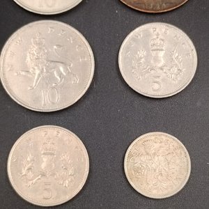 Lote de 6 monedas de Gran Bretaña: 1 Penny 1920, 6p 1960, 5p 1969/1970, 10p 1968/1974 - imagen 6