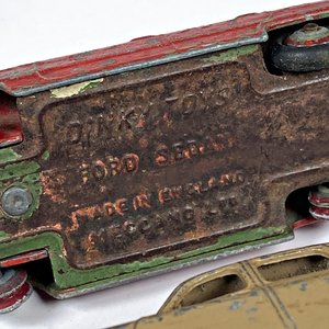 Dos autos de metal Dinky Toys ingleses, Ford Sedan y otro - imagen 5