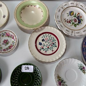 Lote de Platos de Cerámica con Diseños Florales y Escenas - imagen 3
