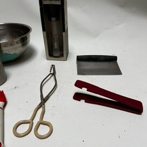 Lote de Bowls y Utensilios de Cocina: Coladores, Pinzas, Pinceles y Más - imagen 2