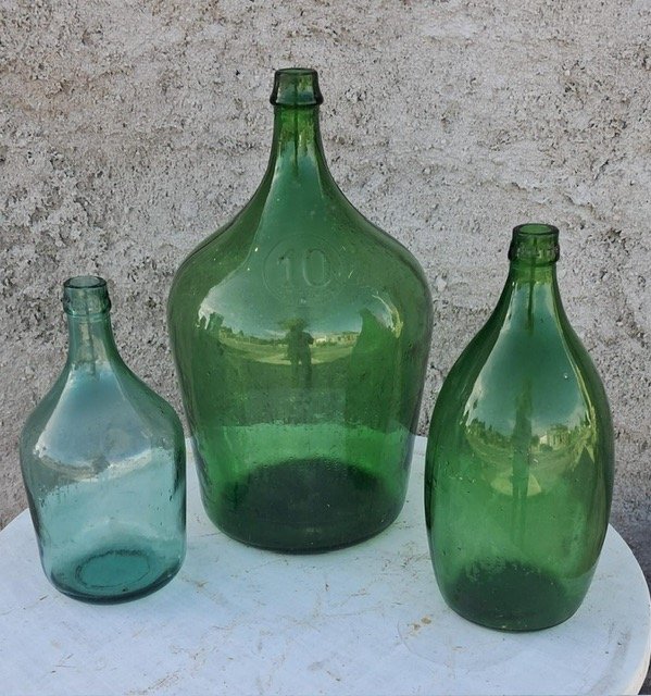 Lote siguiente: Botellas de vidrio de diferentes colores