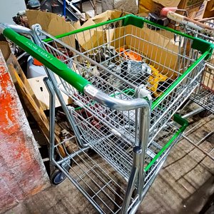 Carro de Supermercado Metálico con Manijas Verdes - imagen 3