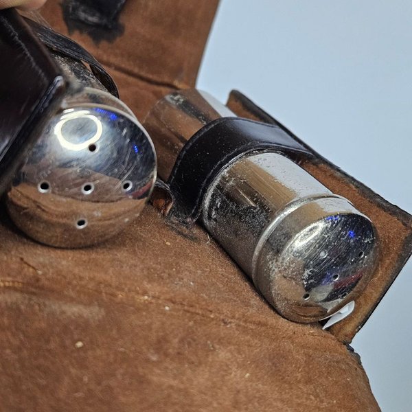 Set de especieros en estuche de cuero con pasacinto - imagen 3