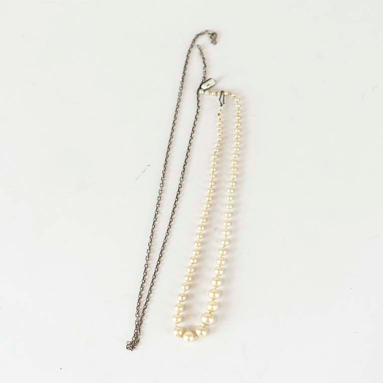 Lote siguiente: Cadena de metal y collar de perlas - Excelente condición