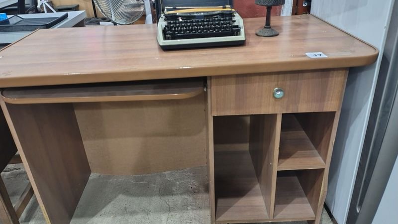 Escritorio y maquina de escribir antigua con lampara - imagen 2