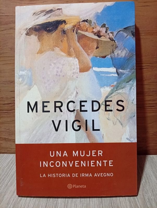 Libro "Una Mujer Inconveniente: La Historia de Irma Avegno" de Mercedes Vigil