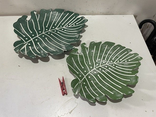 Lote siguiente: Bandejas de madera forma hojas y juguete