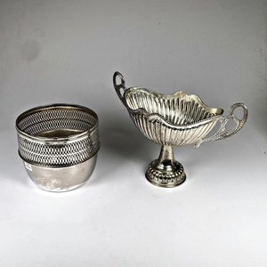 Centro de Mesa con Asas y Recipiente Calado de Metal Plateado - imagen 1